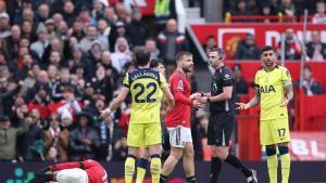 El central agentino Cuti Cristian Romero, del Tottenham, se lamenta tras ser expulsado ante el Manchester United