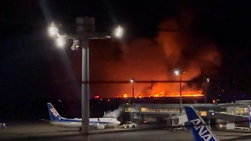 Un avión aterriza en llamas en Japón