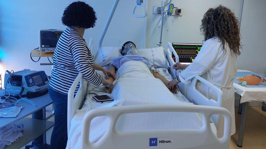 El Hospital del Nalón estrena un aula para que el personal entrene distintas técnicas sanitarias