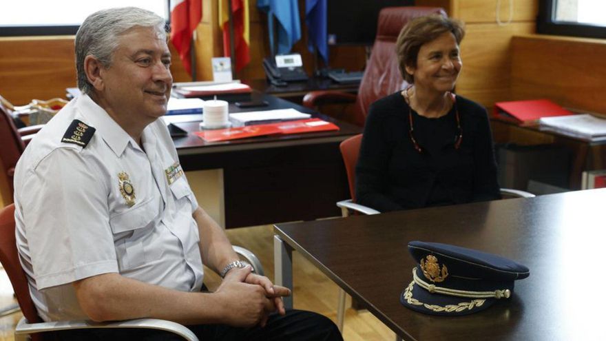Dámaso Colunga y Carmen Moriyón, ayer, en Alcaldía.  | ÁNGEL GONZÁLEZ