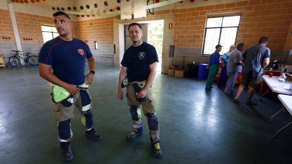 Bomberos de la DPZ: &quot;Al principio, lo más difícil es acceder al foco del incendio&quot;.