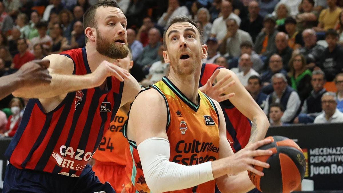 Víctor Claver en el partido de abril contra el Baskonia en la Fonteta