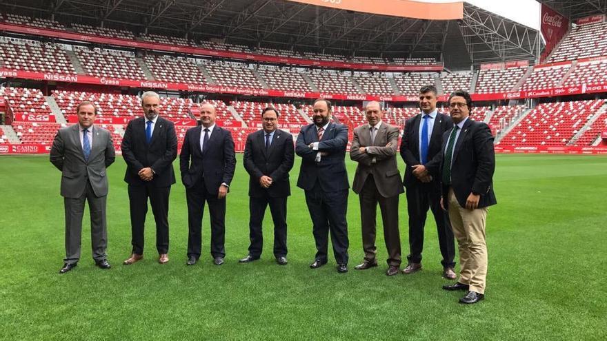 Por la izquierda, Ramón De Santiago, Manuel Paredes, Javier Martínez, Javier Fernández, Jorge Menéndez Vallina, Quini, César Martín y Fernando Losada, este mediodía en El Molinón.