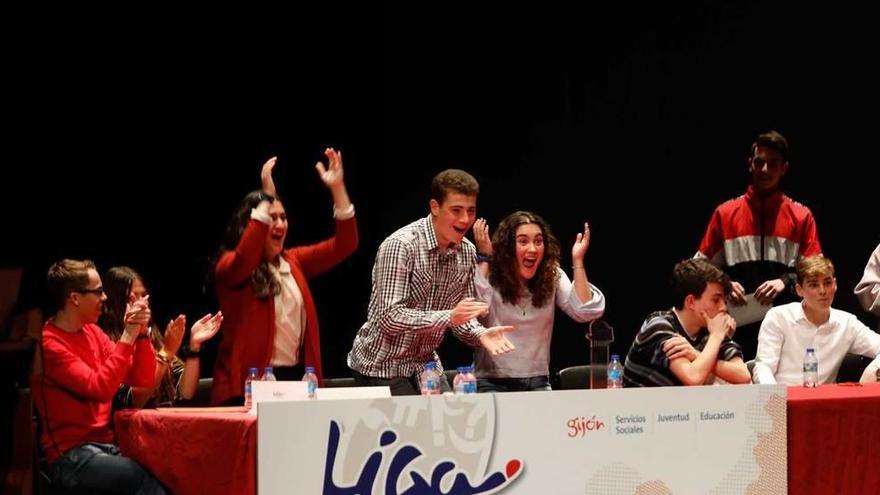 Público y miembros del jurado, con el concejal de Festejos y Juventud, Jesús Martínez Salvador, en primer término, ayer.