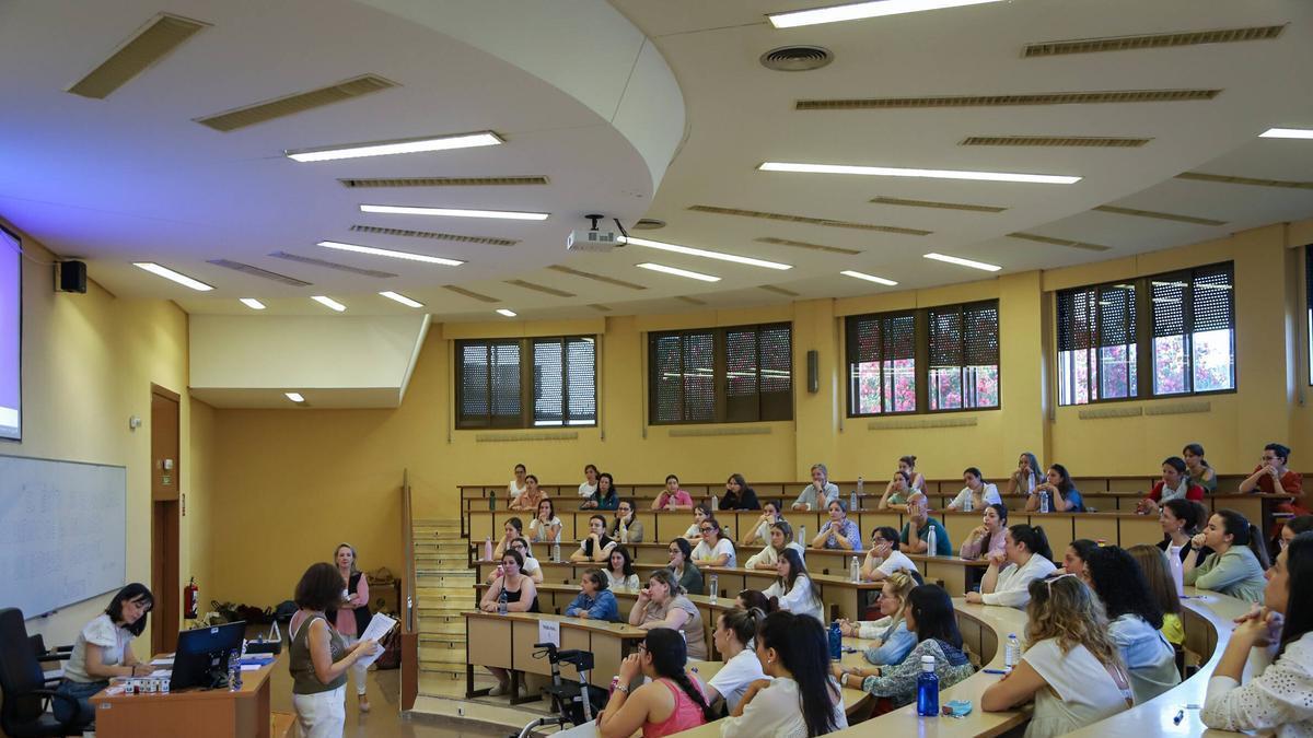 Opositores realizando un examen en Badajoz.