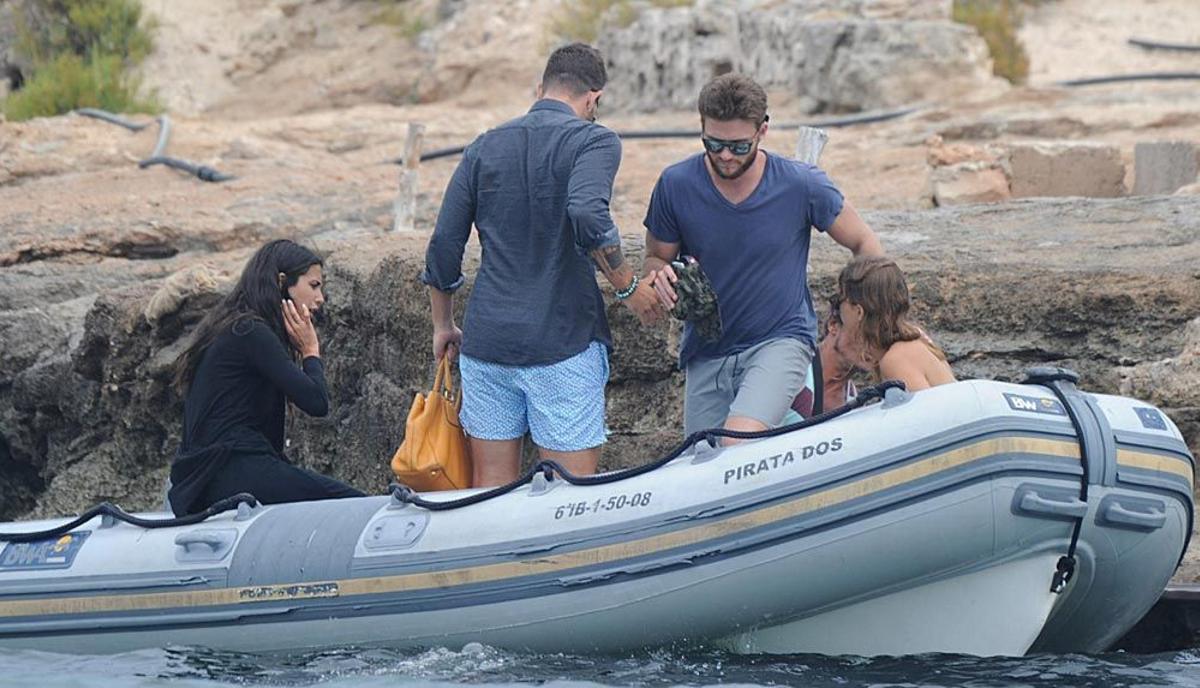 Scott Eastwood y su novia se suben a una lancha en Ibiza