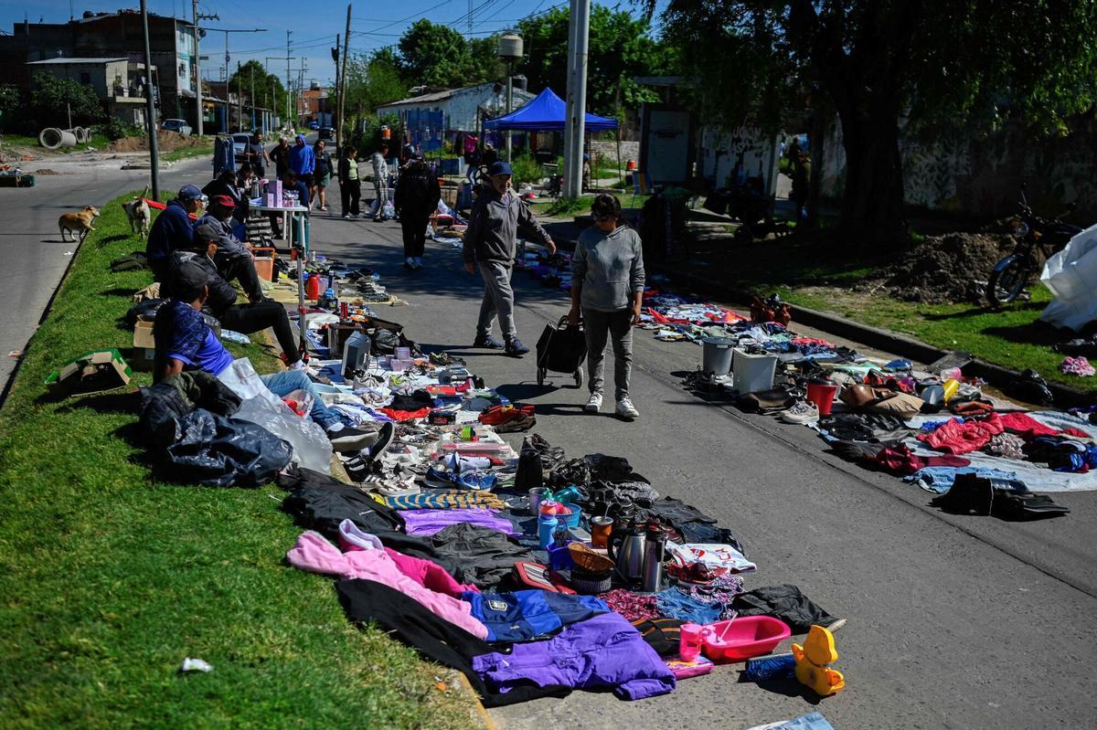 Mercadillo informal en Villa Fiorito, a las afueras de Buenos Aires.