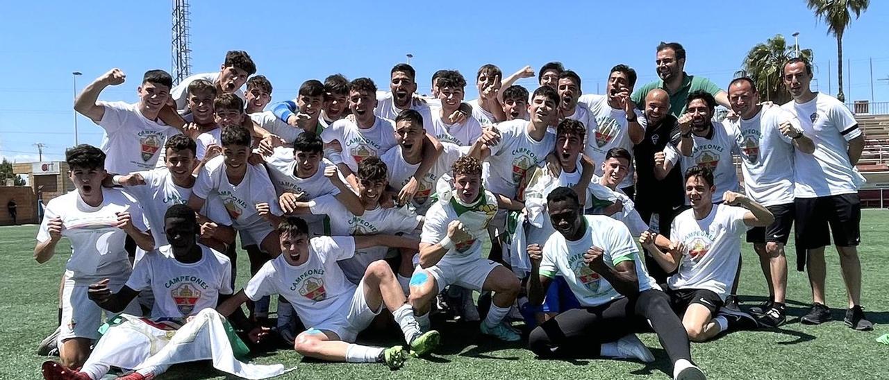 Carlos celebrando el campeonato con jugadores y técnicos del Elche Juvenil B