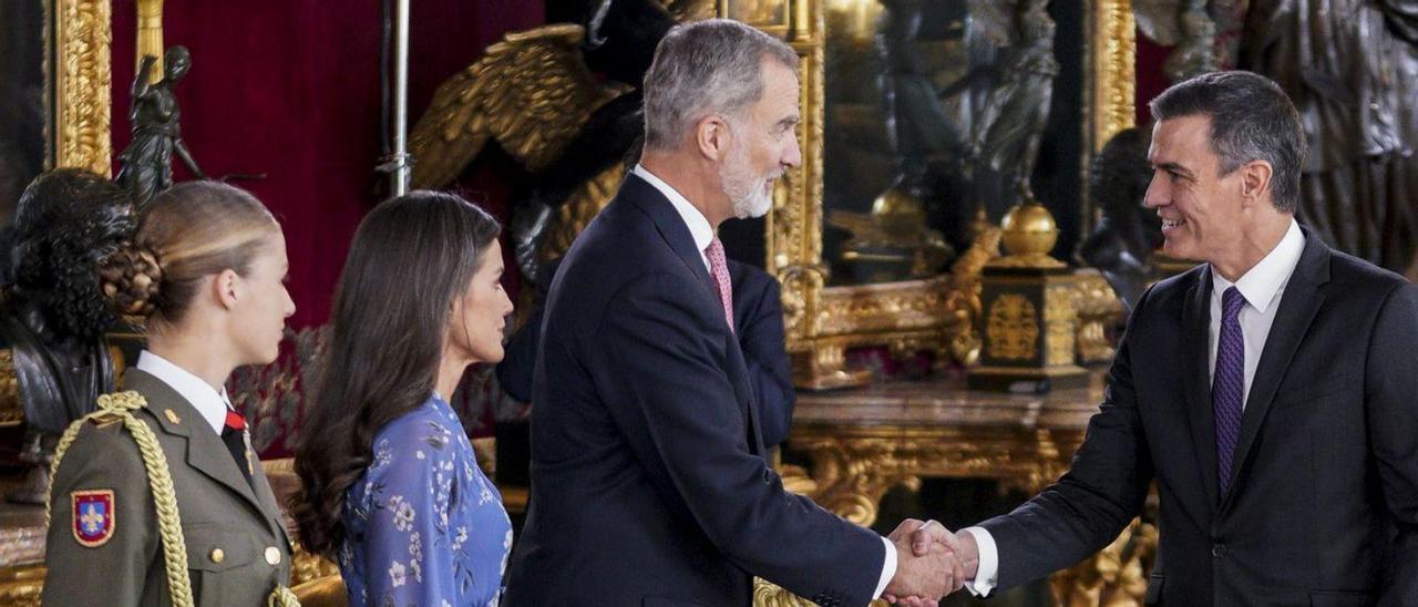 Pedro Sánchez con la Familia Real, el pasado jueves.