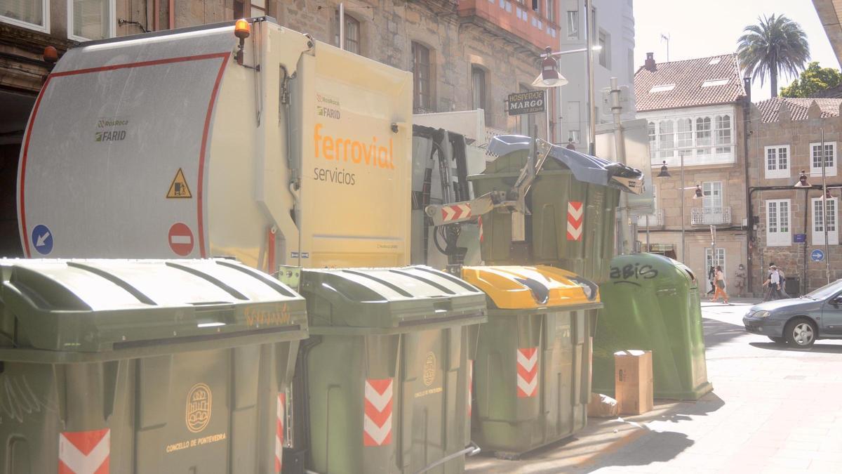 Un camión de recogida de basuras en una calle de Pontevedra.