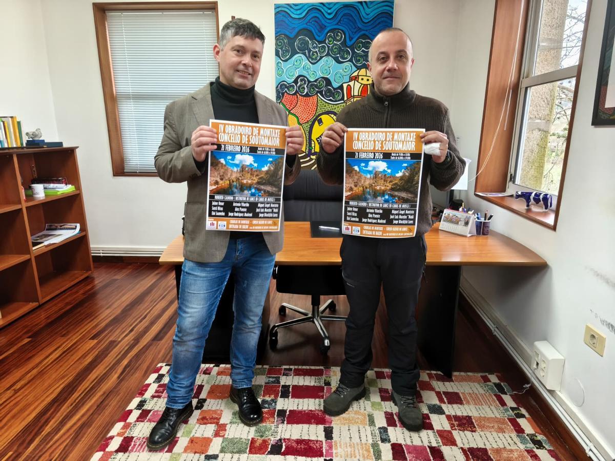 El alcalde, Manu Lourenzo, y el presidente de la Sociedade de Pesca de Soutomaior, Isaac Guzmán, ayer, presentan el obradoiro.