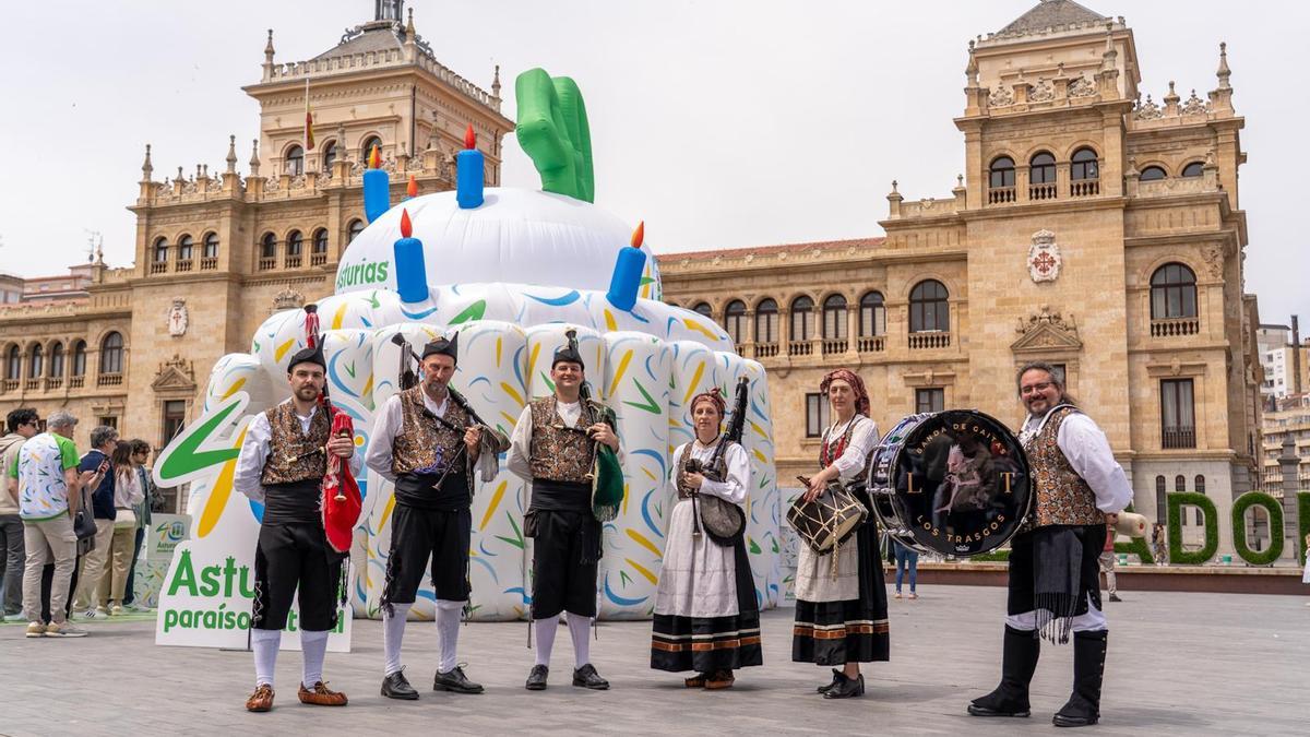 Gaiteros de la banda del Centro Asturiano de Valladolid, en la plaza Zorrilla con el montaje de Asturias al fondo