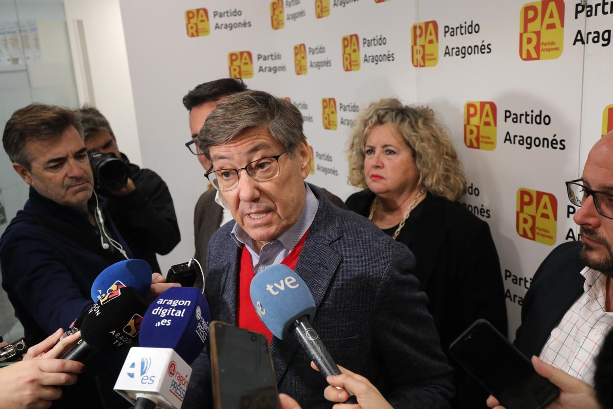 Arturo Aliaga atiende a los medios después de la última reunión de la Ejecutiva del partido.