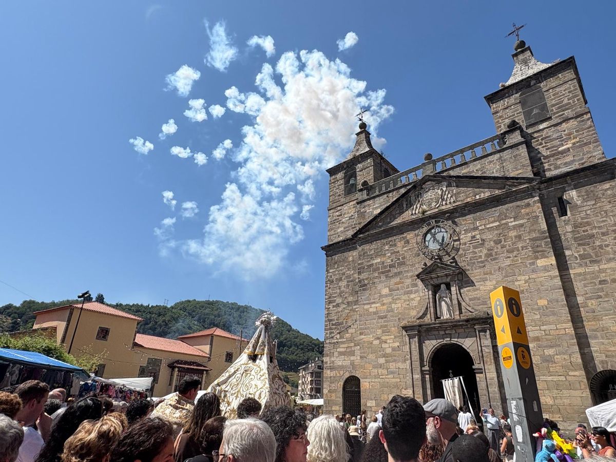 Disparo de barrenos a la llegada a la basílica.
