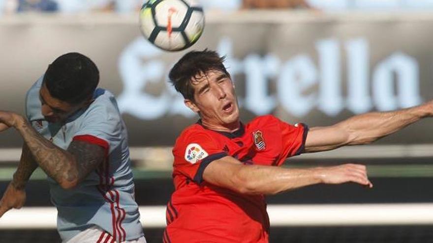 Pablo Hernández (i) disputa un balón con Aritz Elustondo (d).