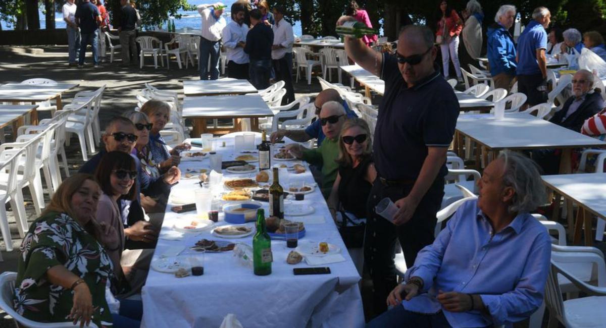 Asistentes a la fiesta del Centro Asturiano. |   // CARLOS PARDELLAS