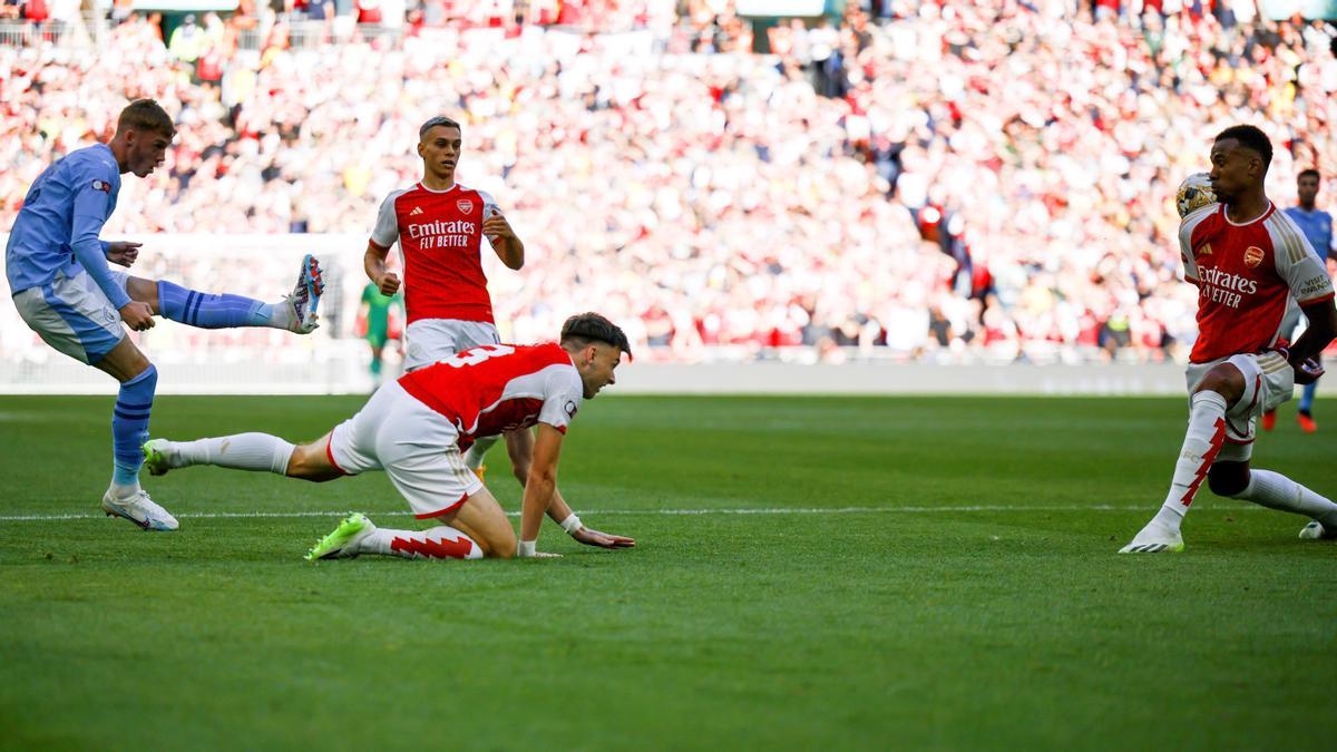 Cole Palmer lanza el tiro parabólico que supuso el 1-0 del City sobre el Arsenal.