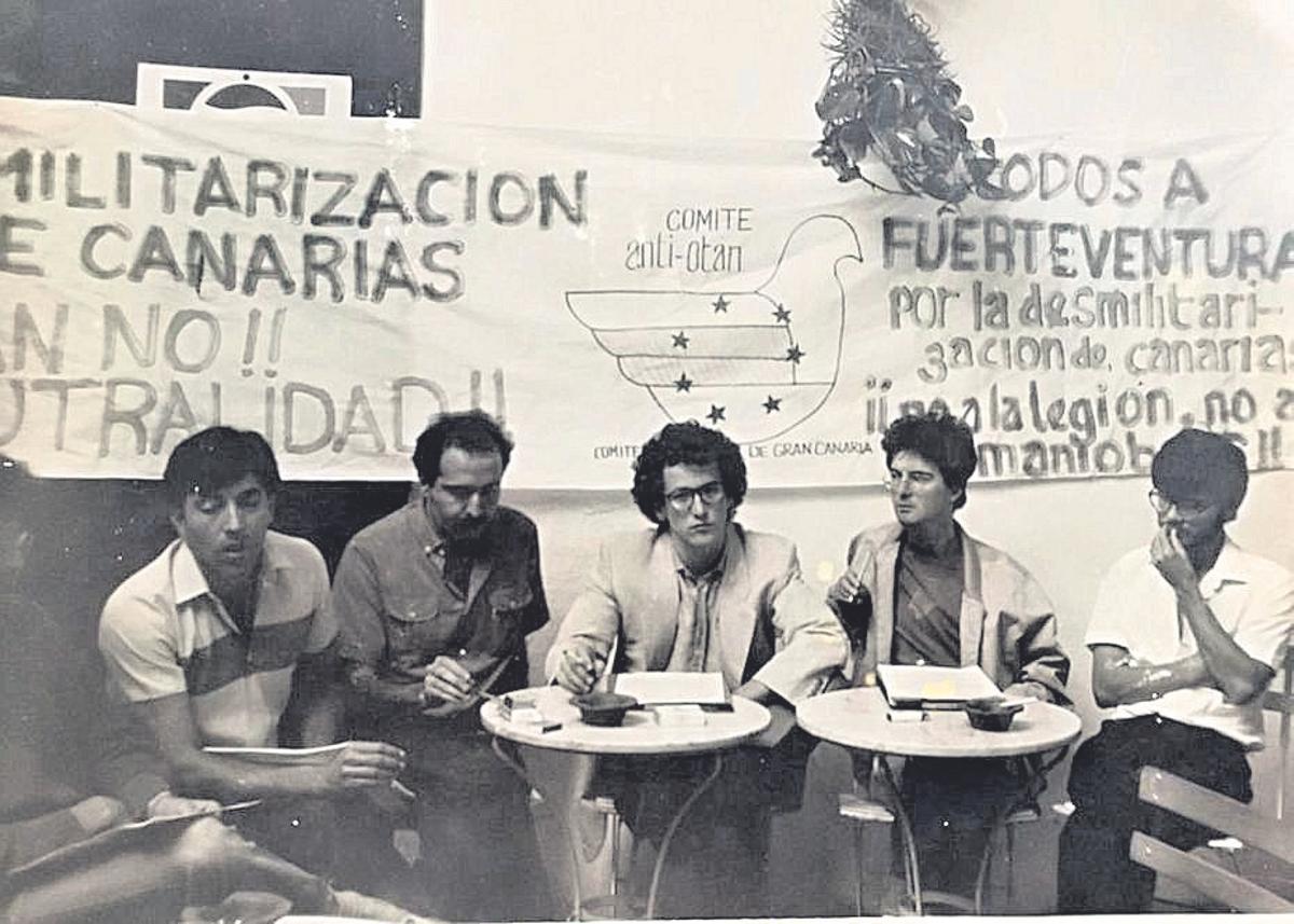 Tony Murphy, en el centro, y Víctor Caro a su izquierda en una rueda de prensa.