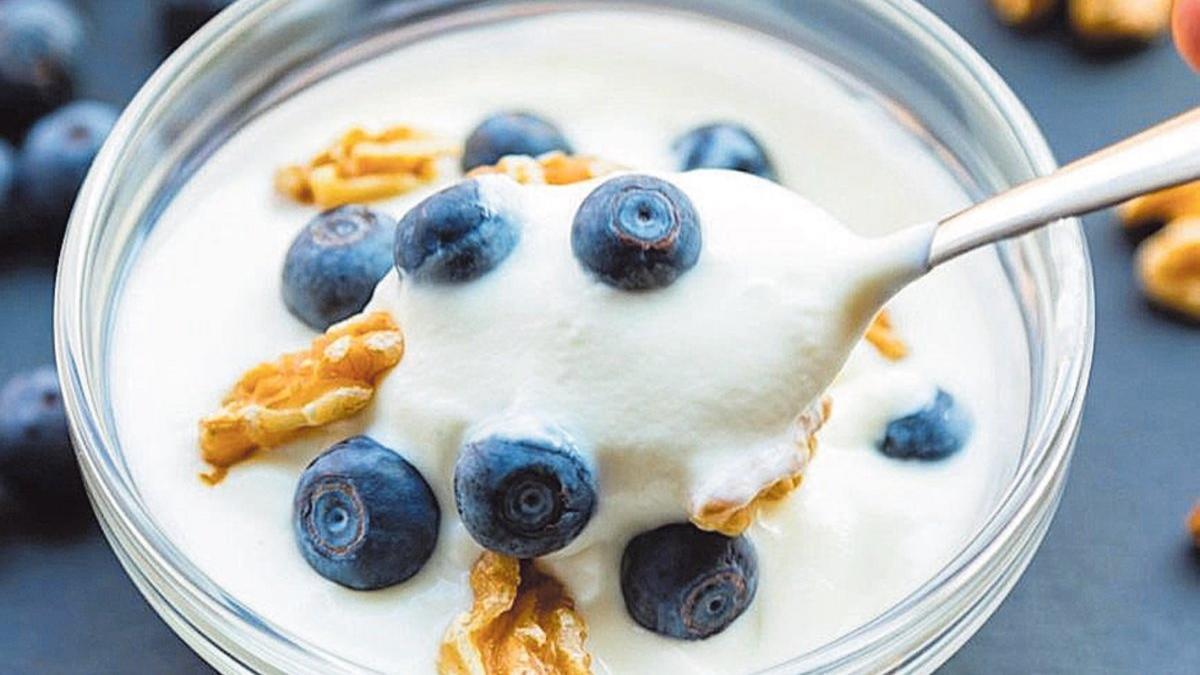 Estas son las calorías que tiene un yogur natural, el lácteo más sano que  puedes consumir