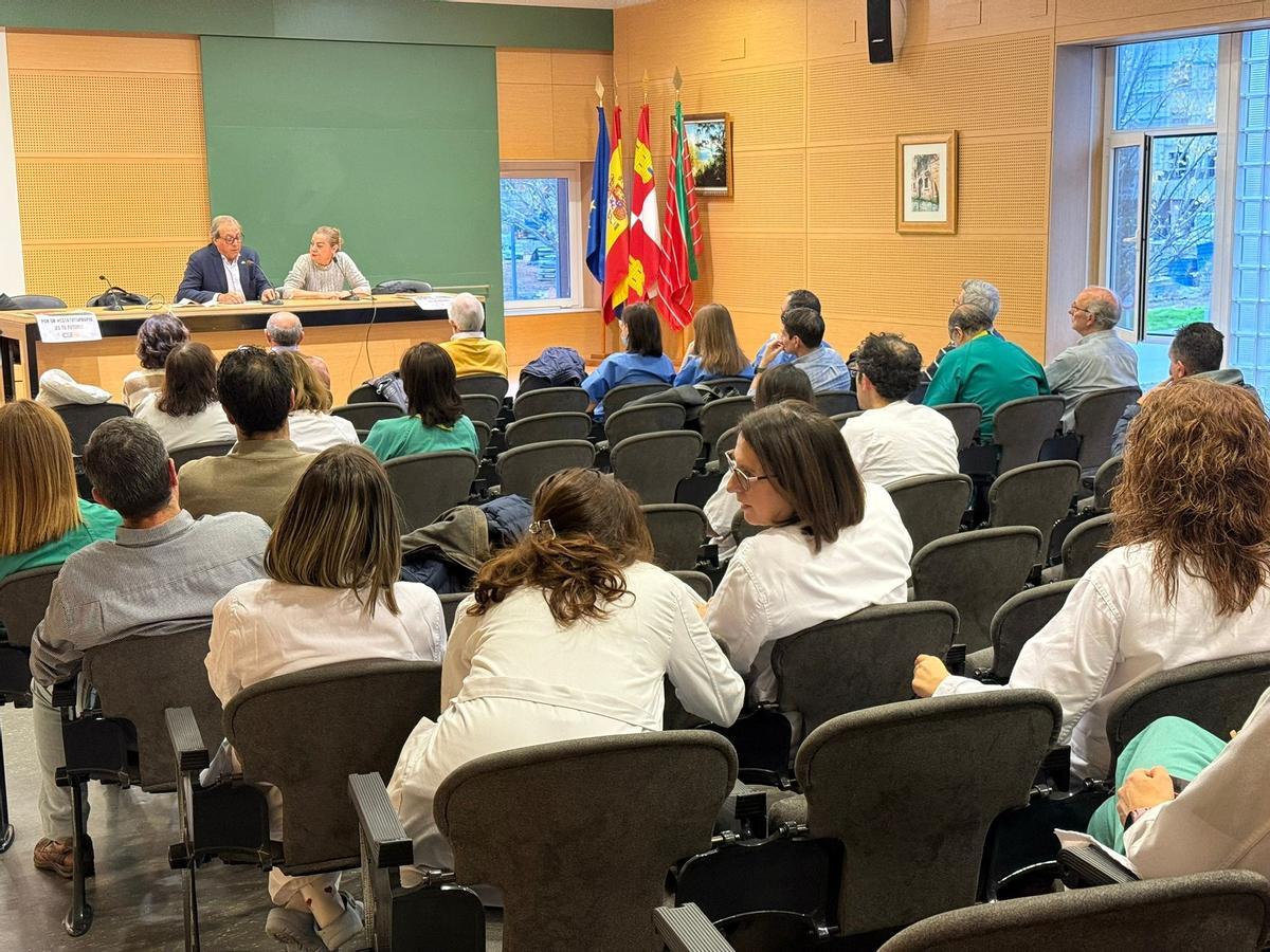 Asamblea de médicos para informarse sobre la huelga, en el hospital Virgen de la Concha.