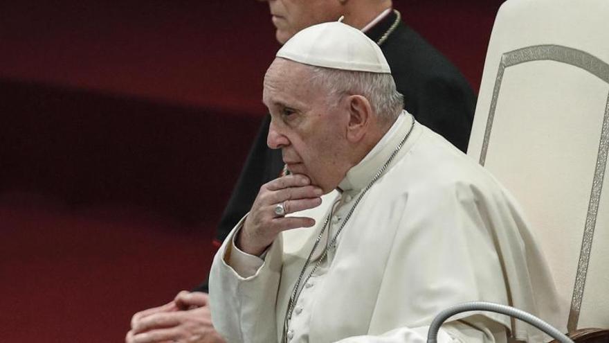 El Papa ha suspendido de sus funciones a dos consejeros.