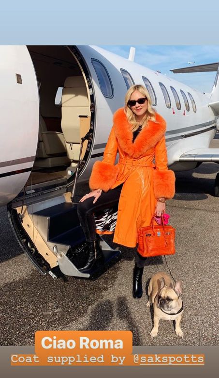 Chiara Ferragni con un abrigo naranja del afirma Saks Potts de camino a Roma