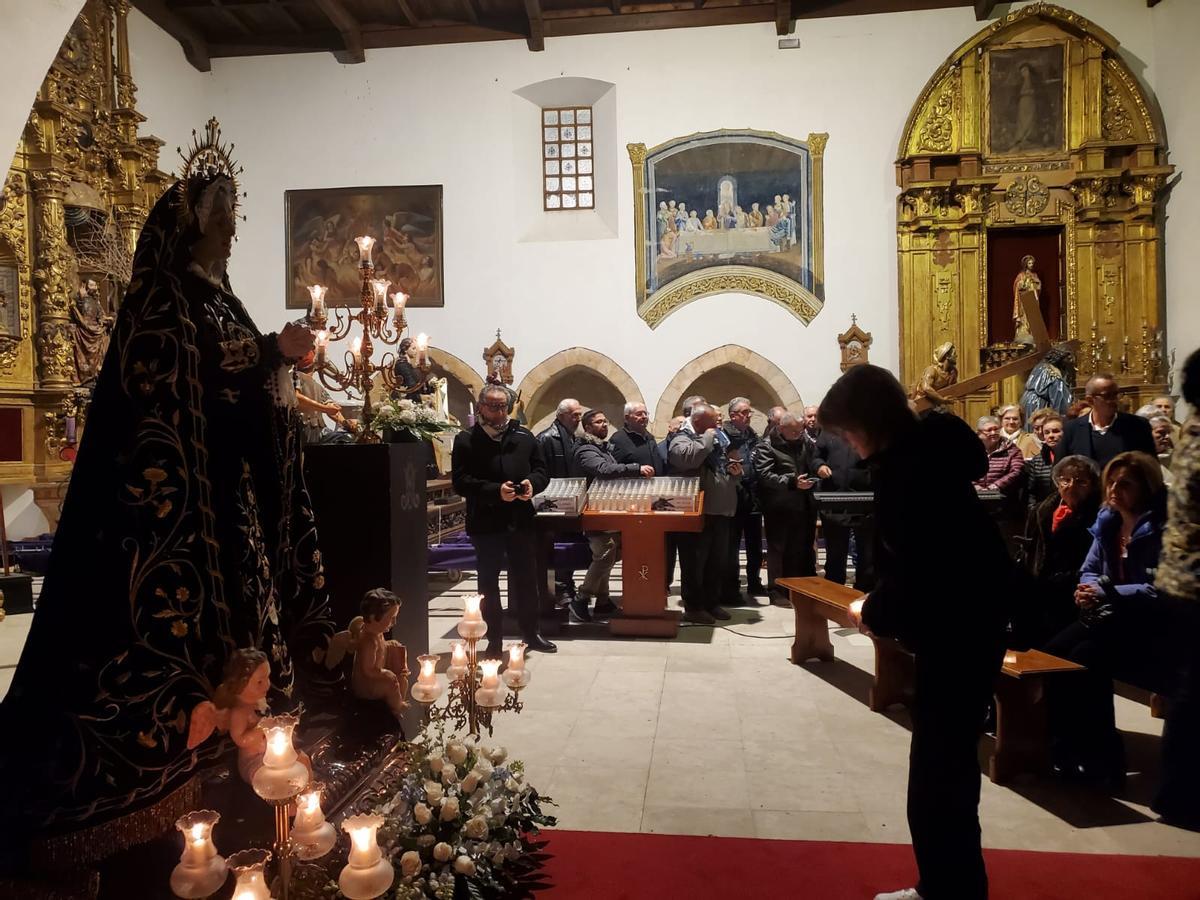 GALERÍA | Besamanos a la Virgen de la Soledad de Toro en la iglesia de Santa Catalina