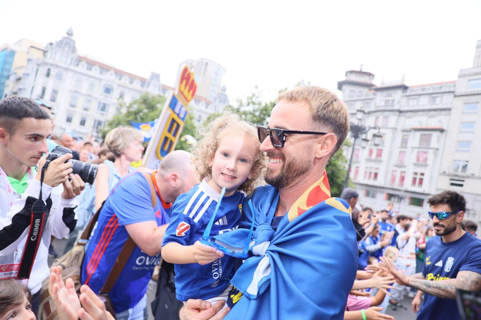 Locura azul en las calles de Oviedo para celebrar el ascenso del equipo a Primera División