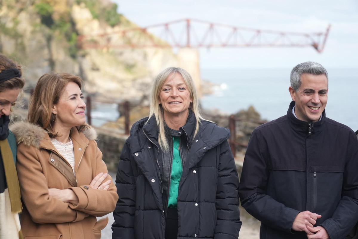 (I-D) La ministra de Transportes, Raquel Sánchez; la alcaldesa e Castro Urdiales, Susana Herrán Martín; y el vicepresidente del Gobierno de Cantabria Pablo Zuloaga.