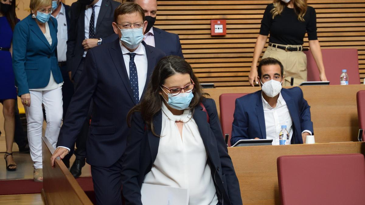 Pascual, Barceló, Climent, España, Puig, Dalmau y Oltra, a su llegada al parlamento valenciano.