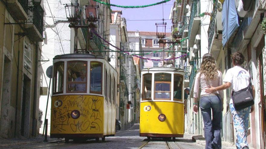 La capital portuguesa presume de tener un sistema tranviario ya consolidado como reclamo turístico, a la vez que adaptado a las exigencias de este tipo de transporte.