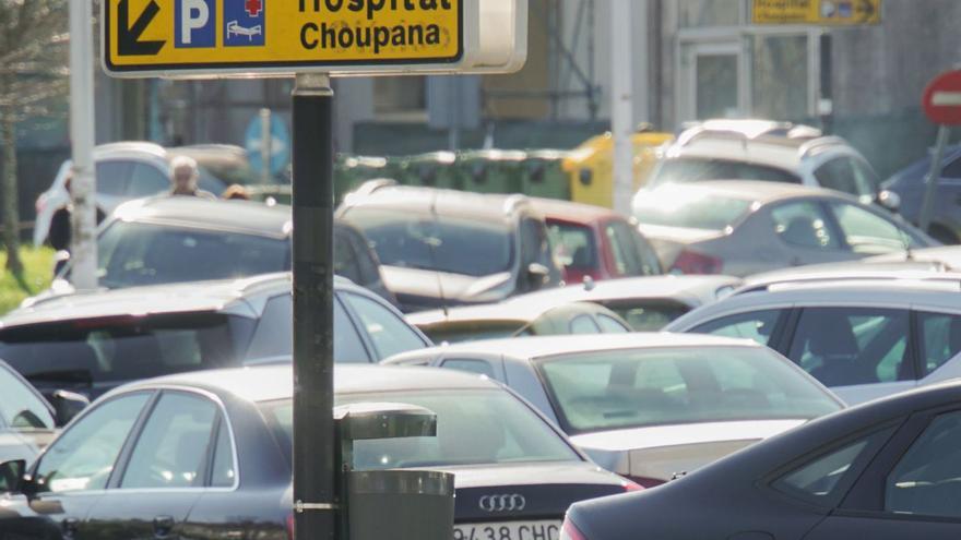 Coches aparcados en el entorno del Hospital Clínico.  Jesús prieto