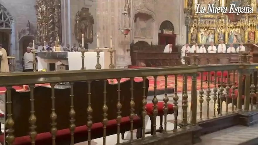 VÍDEO: La Catedral celebra San Salvador con la tradicional bendición de las hojas de laurel que se colocan en la imagen