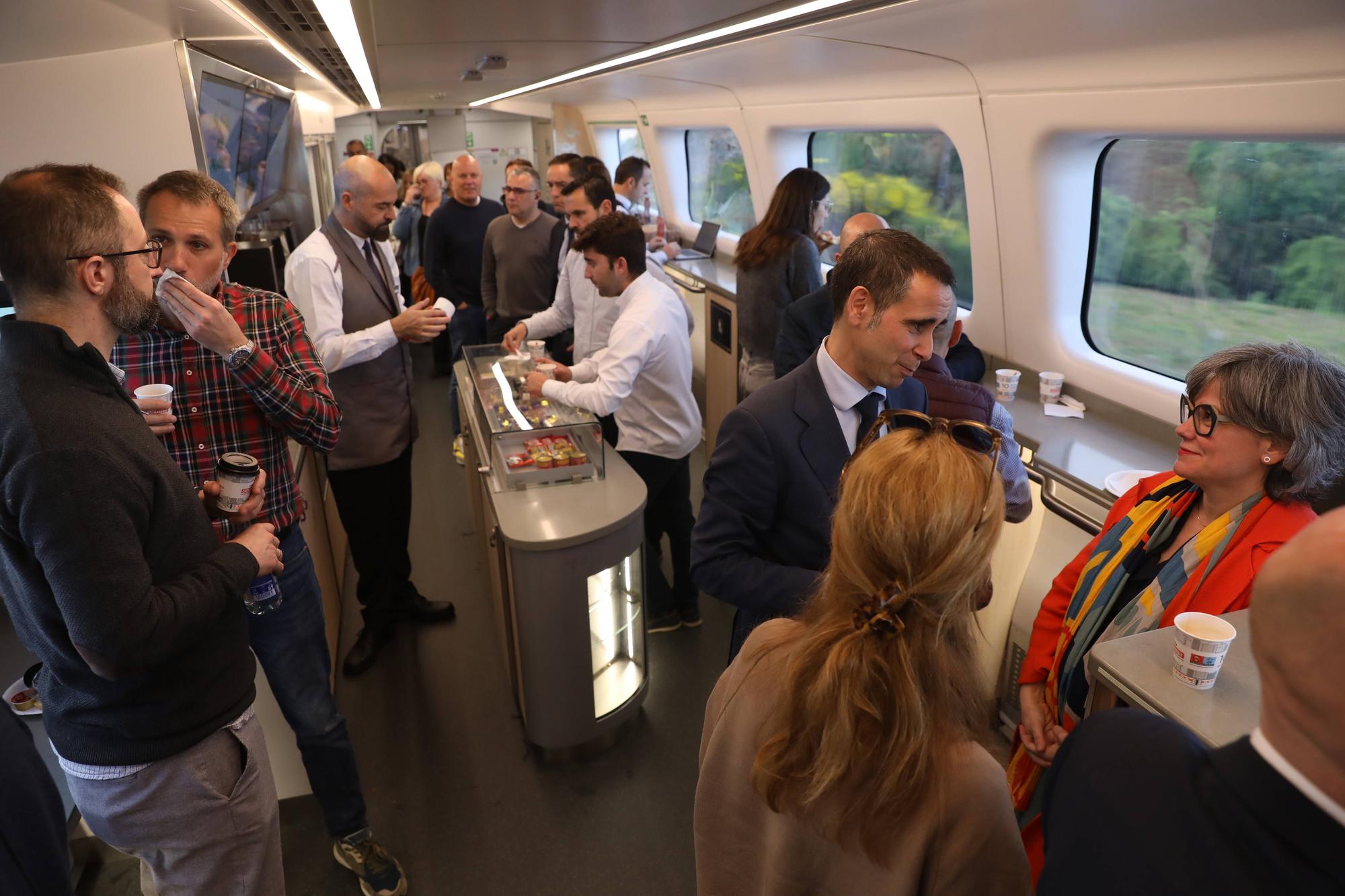 Así fue el primer viaje de un tren Avril entre Asturias y Madrid.