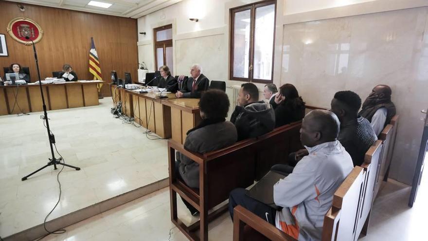 Los siete condenados, durante el juicio en la Audiencia.