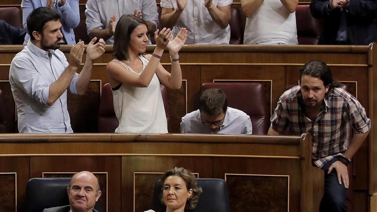 Ramón Espinar e Irene Montero aplauden a Pablo Iglesias en el Congreso.