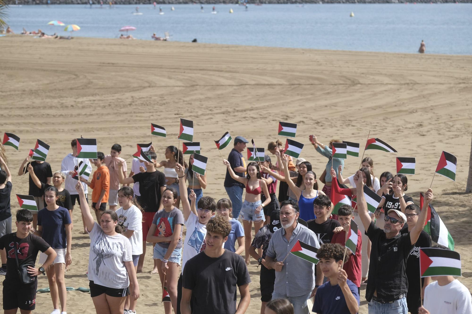 500 banderas por Palestina en la playa de Las Alcaravaneras.