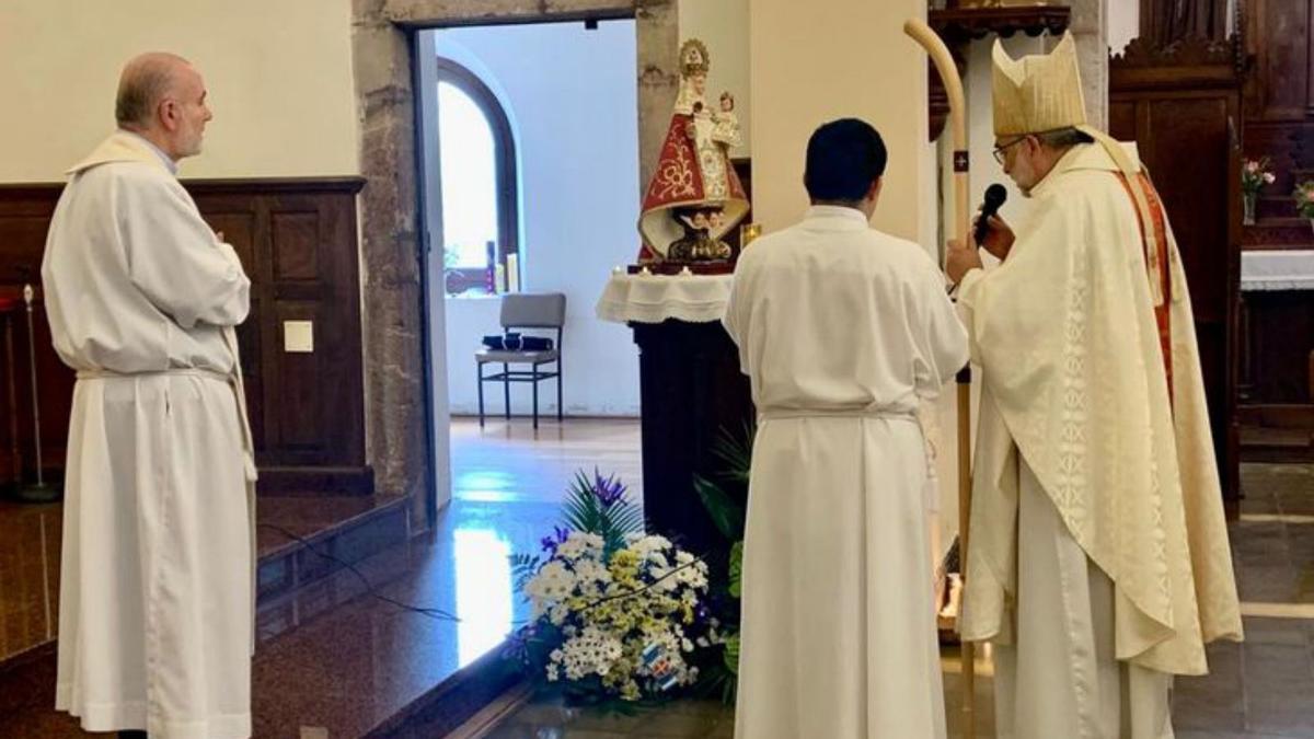 Velasco, a la izquierda, en la iglesia de San Cucao, en mayo de 2022, en la jornada en la que la imagen de la Santina de Covadonga se incrporó al templo, en un acto presidido por el Arzobispo de Oviedo.