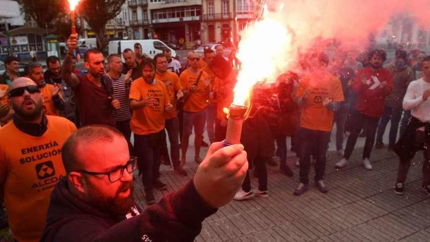 Protesta de los trabajadores de Alcoa A Coruña, ayer en las calles de la ciudad herculina. // Víctor Echave