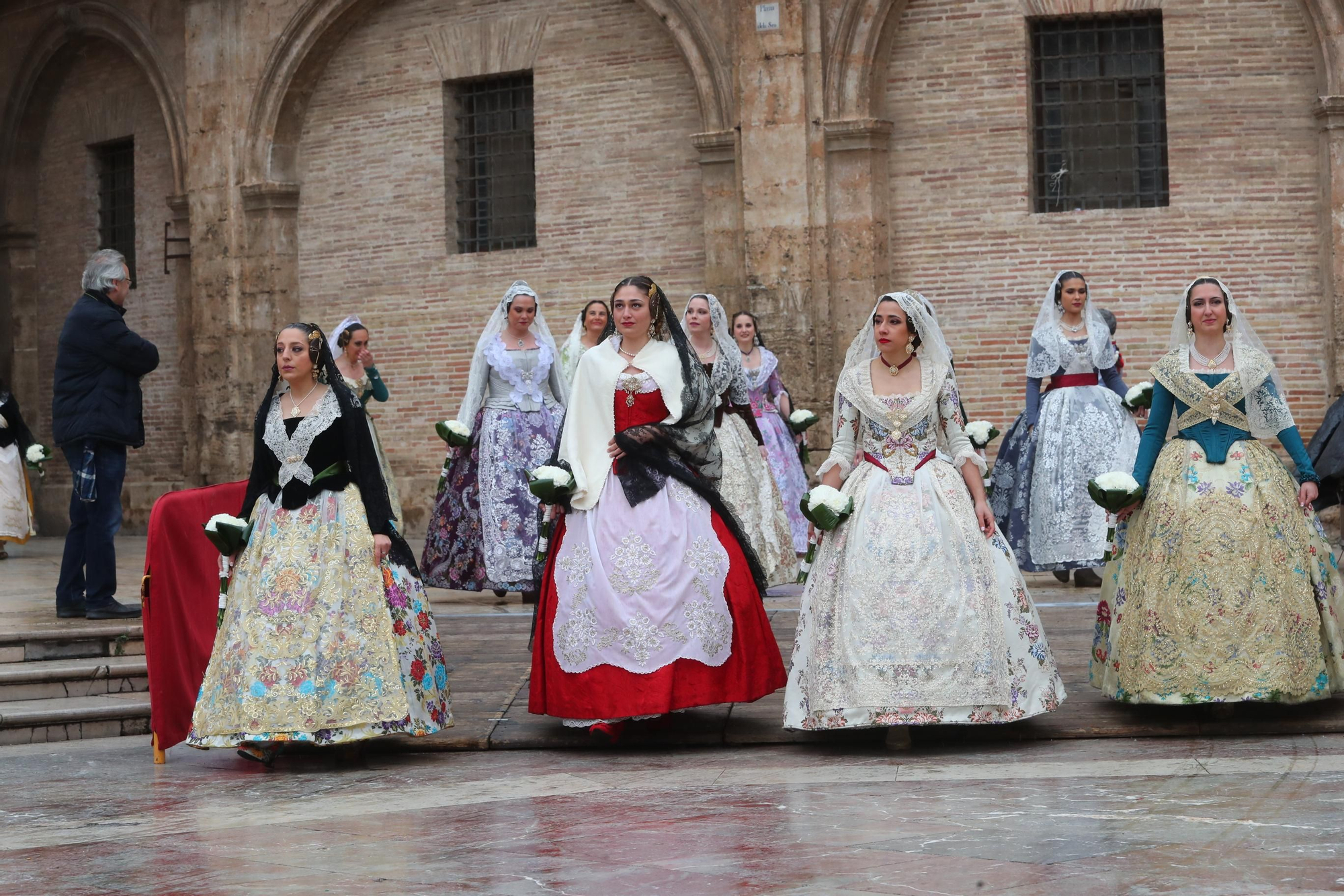 Búscate en el primer día de ofrenda por la calle de la Paz (entre las 15:30 a las 17:00 horas)