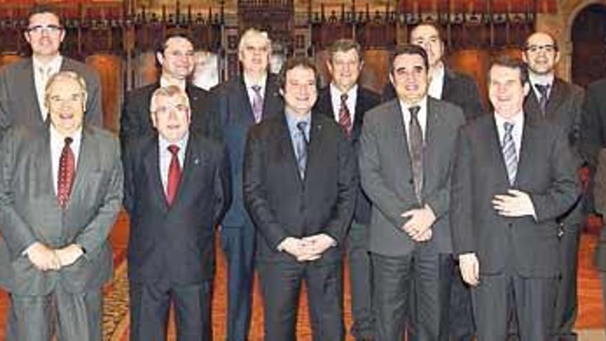 Abel Caballero posa junto a otros alcaldes reunidos ayer en Barcelona.