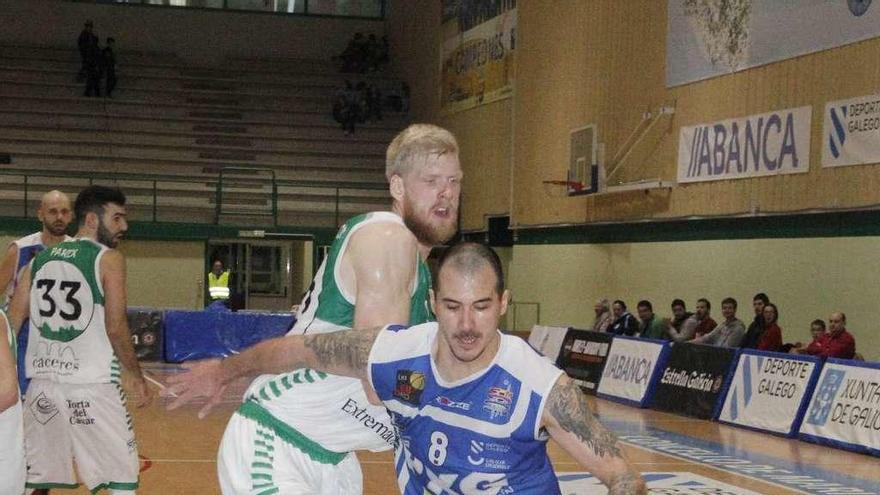 Jason Cain en el partido en A Raña ante el Cáceres . // Santos Álvarez