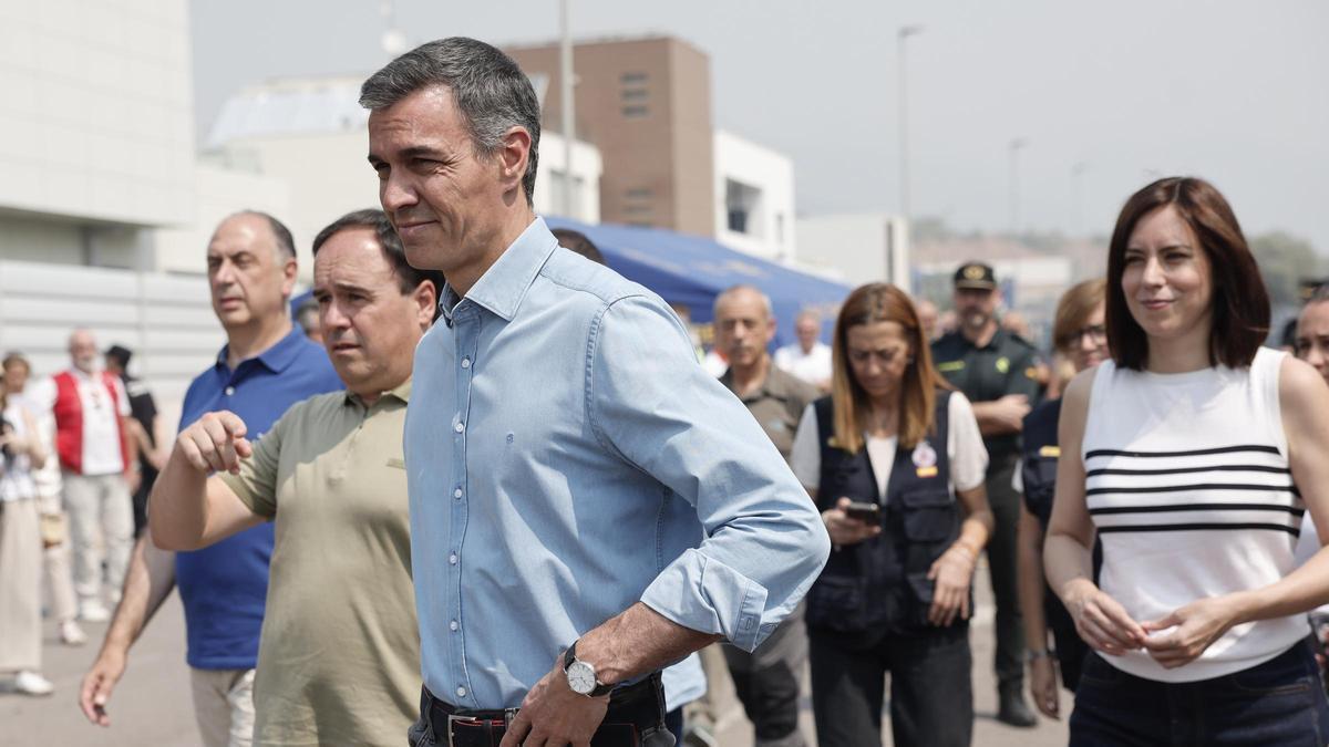Pedro Sánchez, Juanfran Pérez Llorca y Diana Morant, en el puesto de mando de La Vall d'Uixó.