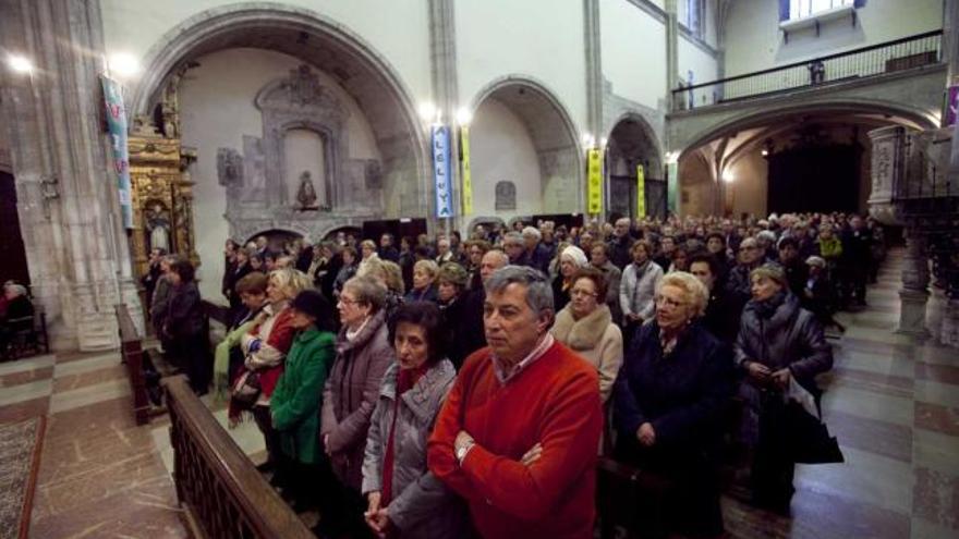 Asistentes a la celebración de los cincuenta años de los padres Valdés y Zapico en la iglesia de los Dominicos.