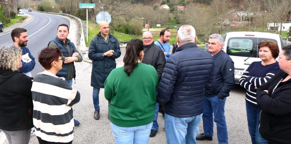 El alcalde, Alejandro Lorenzo, este lunes durante una visita a la parroquia de Cans.