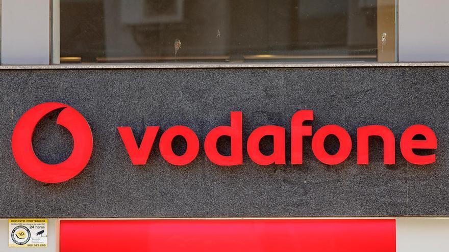 Rótulo de una tienda de Vodafone en España // Europa Press