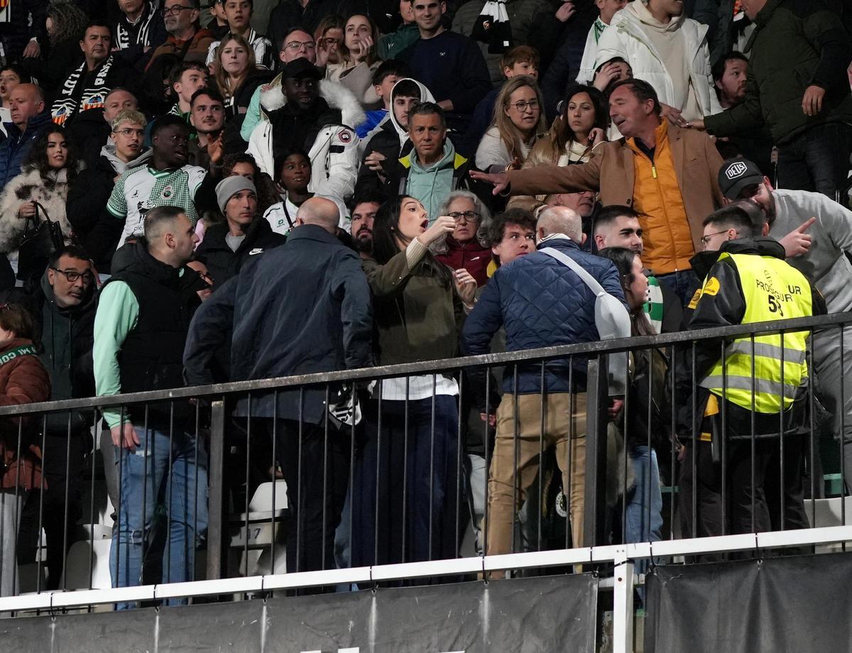 Galería | Nuevas imágenes del 'espectáculo' de los acompañantes del Racing en tribuna