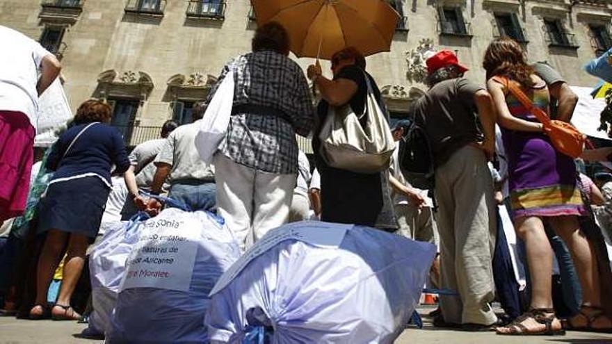 Bolsas de basura que portaban los manifestantes.