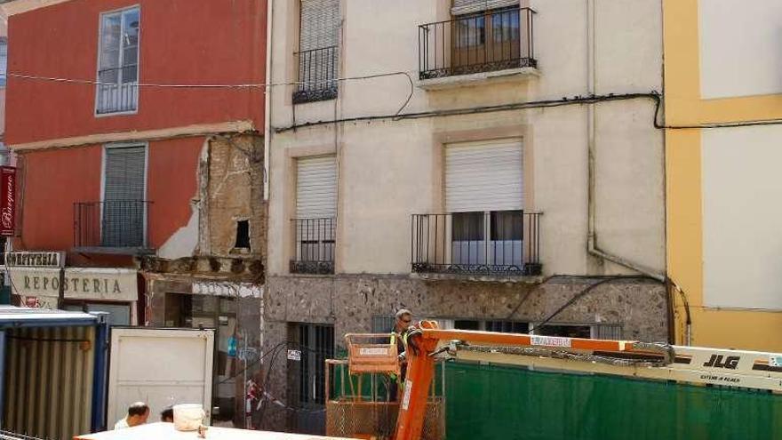 Las obras de derribo en la calle Feria.