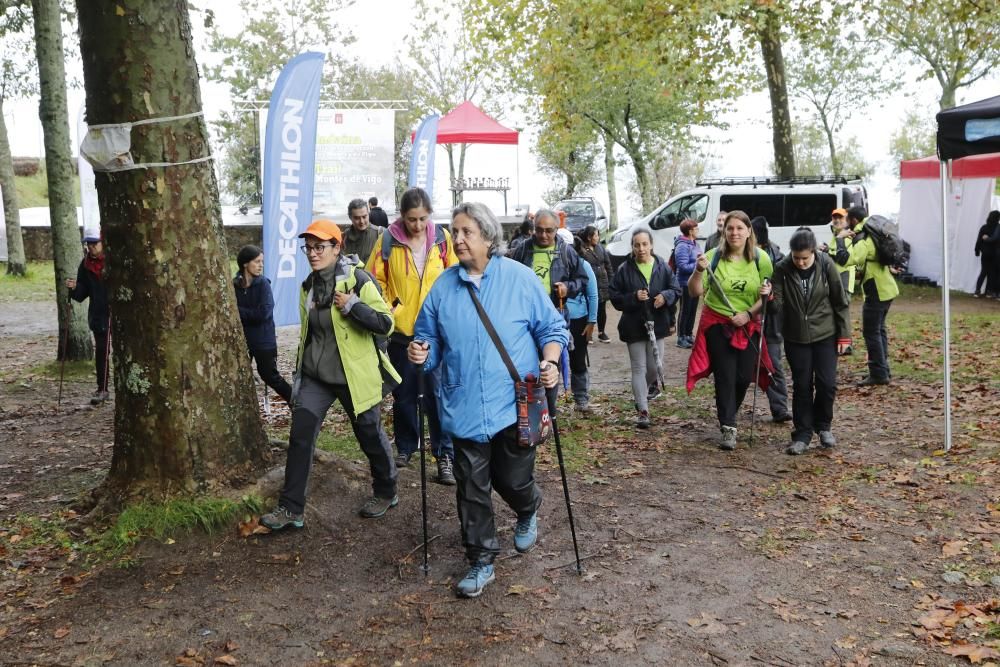 Decenas de personas participan en el Trail Montes de Vigo, con dos recorridos en el entorno del Monte dos Pozos de 23 y 13 kilómetros. También se celebró una andaina de 7 kilómetros.